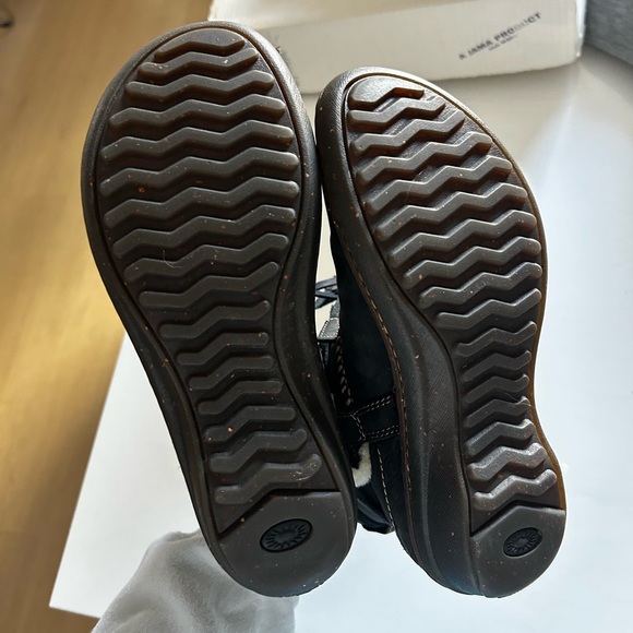 UGG Cove Black Size 8 Suede Shesrling Cream Lining Ankle Winter Boots - Picture 4 of 9